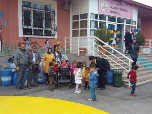 Minik öğrencilerin topladığı mavi kapaklar umut olacak