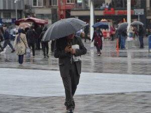 Taksim'de vatandaşlar yağmura hazırlıksız yakalandı