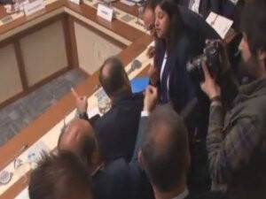AK Partili ve HDP'li vekiller birbirine girdi