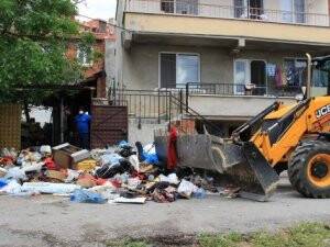 Çöp evden tam 28 kamyon çöp çıkarıldı