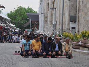 Ulu Cami cuma namazında vatandaşların akınına uğradı