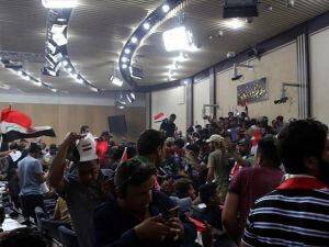 Irak'ta Sadr yanlısı göstericiler parlamento binasından ayrıldı