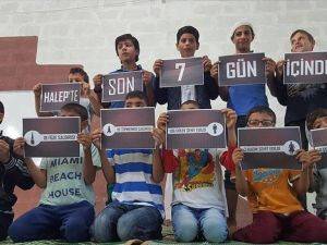 Suriyeli yetimler, Halep'teki saldırıları protesto etti