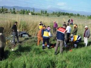 Otomobil sulama kanalına uçt