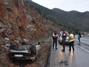 Araçta sıkışan yaşlı kadınlar kurtarıldı