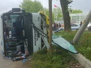 Sürücüsü kalp krizi geçiren otobüs devrildi