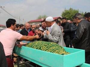 Kazada yanarak ölen çift toprağa verildi