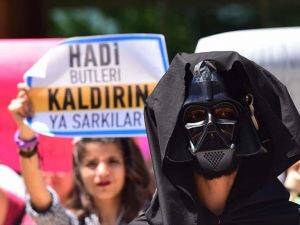 Üniversitede "Darth Vader" ve "John Snow"lu eylem