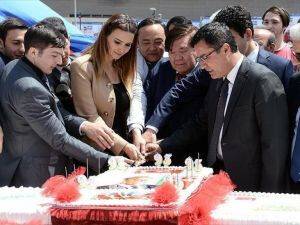 Aliyev anısına 93 metrelik pasta kesildi