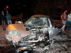 Üç araç birbirine girdi