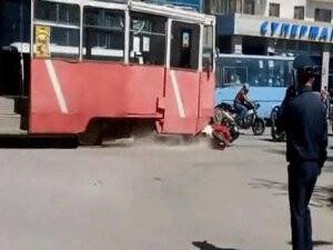 Tramvay gösteri yapan motosikletleri biçti