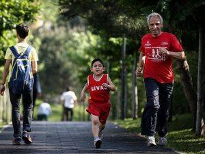 'Gardiyan atlet'ten oğlu anısına geleneksel 'mini maraton'