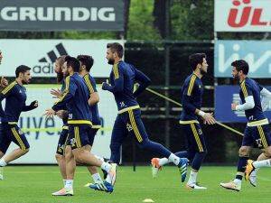 Fenerbahçe umudunu son haftaya taşımak istiyor