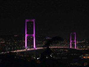 Boğaziçi Köprüsü pembe renkle ışıklandırıldı