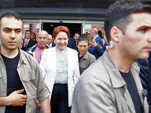 MHP'li muhalifler kurultayın yapılması öngörülen otele geldi