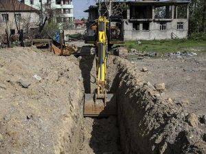Tırlarla barikat kurup kepçelerle çukur açmışlar