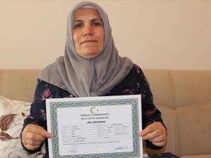 Evlilik nedeniyle bıraktığı liseyi 36 yıl sonra bitirdi