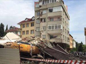 İstanbul Bahçelievler'de tahliye edilen apartman çöktü