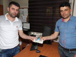 Hakkarili esnaf ATM'de unutulan parayı polise teslim etti