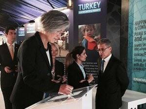 Kang, 'İnsanlık İçin Birleşen Millet, Türkiye' sergisini ziyaret etti