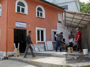 İmamlar cami restorasyonunu kendileri yapıyor