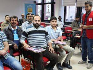 Suriyeliler hem dil hem meslek öğreniyor