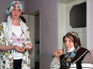 Hasta annesinin bakımı için eğitimini yarıda bıraktı