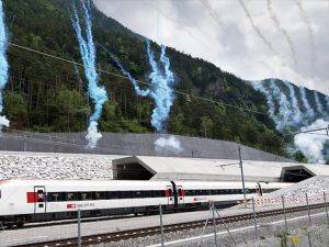 Dünyanın en uzun demiryolu tüneli Gotthard Base açıldı
