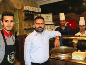 Künefenin Kralı ekibi bir arada