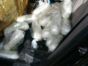 Yakıt deposuna 23 kilo esrar saklamışlar