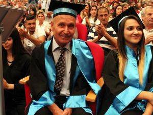 Emekli öğretmen Ermenice bölümünü birincilikle bitirdi