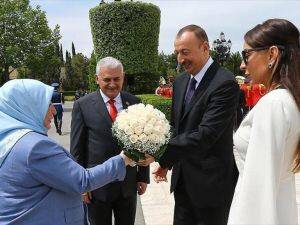'Başbakan Yıldırım Azerbaycan'da resmi törenle karşılandı'