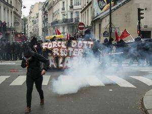 Paris polisi ırkçılık karşıtlarına müdahale etti