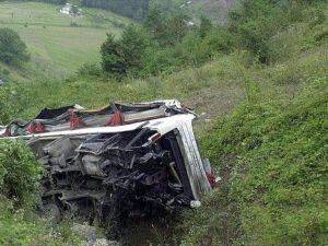 Hindistan'da otobüs kazası: 17 ölü