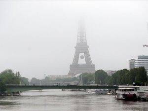 Paris’te su taşkını tehlikesi EURO 2016 öncesi planları alt üst etti