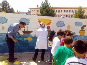 Okul duvarlarını boyadılar