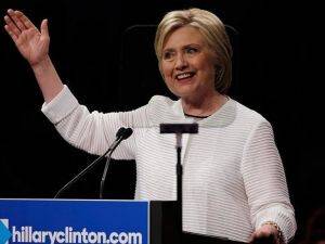 Clinton 3 eyalette Sanders'ı geride bıraktı