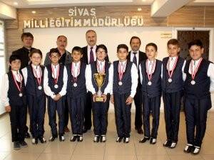 Şampiyon öğrencilerden Altınsoy'a ziyaret