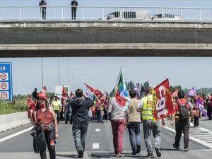 Fransa'daki protestolar ülke sınırlarını aştı