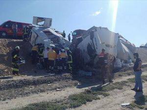 Konya'da tır ile minibüs çarpıştı: 6 ölü, 5 yaralı