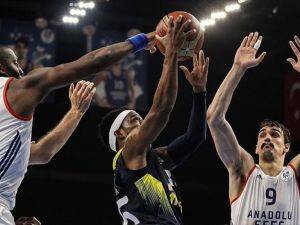 Anadolu Efes seride durumu 3-2'ye getirdi