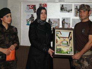 Terörle mücadele eden güvenlik güçlerine anlamlı hediye