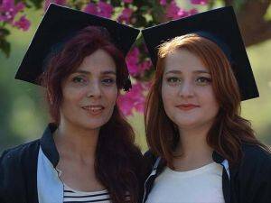 Anne ve kızı üniversiteden birlikte mezun oldu