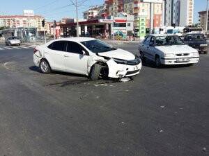 Aslanlı Kışla kavşağında yine kaza