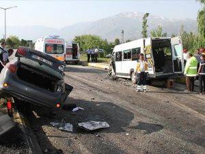 Erzincan'da minibüsle otomobil çarpıştı: 26 yaralı
