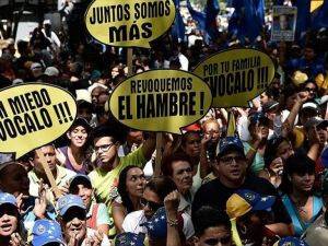 Venezuela'da muhalefet referandum için 1,8 milyon imza topladı