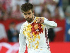 Pique'ye milli marşa hakaret suçlaması