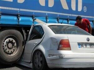 Otomobili ile TIR’ın altına girdi burnu bile kanamadan kurtuldu