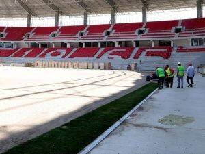 Eskişehir'in yeni stadında çimler seriliyor