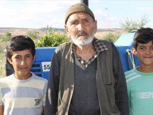 90 yaşında tarla sürüp bahçe temizliyor